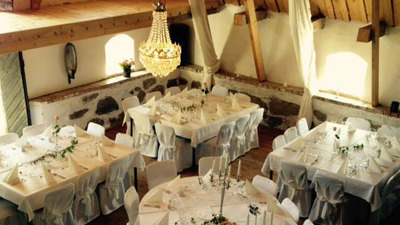 Hyr vår unika bröllopslokal i lantlig vacker miljö på Vallens Säteri utanför Laholm, södra Halland på gränsen till Skåne nära Båstad & Ängelholm
