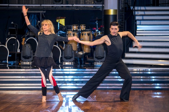 Britt Ekland och Aron Brown på repetition för Let´s Dance. Britt Ekland och Aron Brown på repetition för Let´s Dance.
