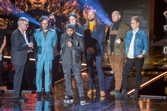 Hans Bergling och producenterna tar enot priset i kategorierna Årets låt och årets Elektro/Dance Hans Bergling och producenterna tar enot priset i kategorierna Årets låt och årets Elektro/Dance