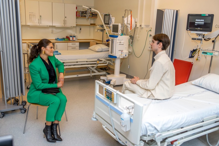 Kronprinsessan möter stamcellsdonator på Karolinska sjukhuset.