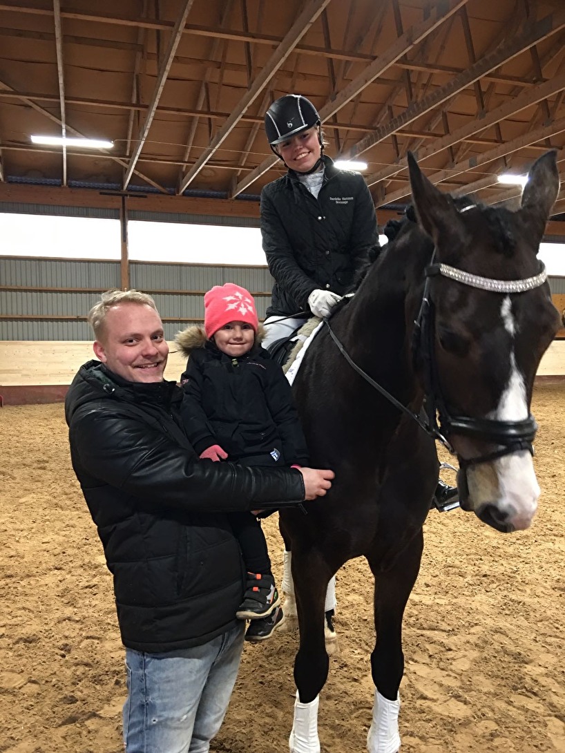 Andreas, lilla Maja och JImmy kom och hälsade på. Här fick hon hälsa på Farmer i Chrilles famn. Andreas, lilla Maja och JImmy kom och hälsade på. Här fick hon hälsa på Farmer i Chrilles famn.