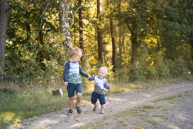 Syskonfotografering på skogsväg i Halland Syskonfotografering på skogsväg i Halland