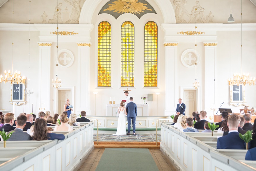 Vackert bröllop i Markaryds kyrka. Fotograf Emy fotograferar ditt bröllop i Markaryd Vackert bröllop i Markaryds kyrka. Fotograf Emy fotograferar ditt bröllop i Markaryd