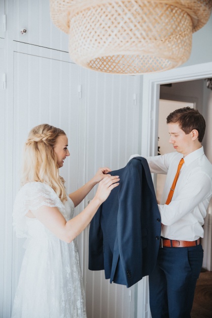 Bröllopsförberedelser fotograferas av bröllopsfotografen fotograf emy i halmstad Bröllopsförberedelser fotograferas av bröllopsfotografen fotograf emy i halmstad
