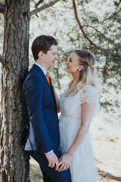 Bröllopsfotograf som fotograferar vackra bröllopsbilder på ditt bröllop Bröllopsfotograf som fotograferar vackra bröllopsbilder på ditt bröllop