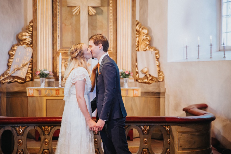 Bröllopsfotografen fotograferar dintt bröllop och vigsel i halsmtad kyrka Bröllopsfotografen fotograferar dintt bröllop och vigsel i halsmtad kyrka