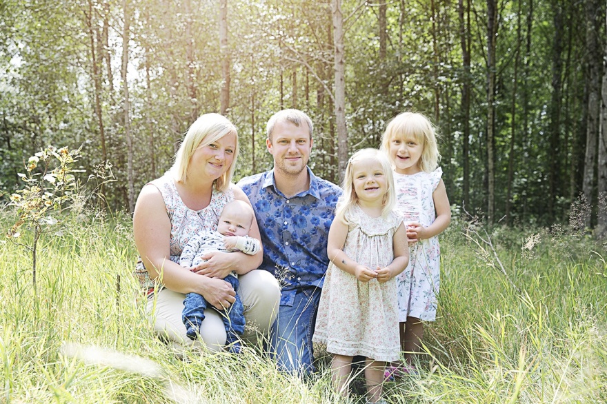 Familjefotograf i Markaryd som fotograferar familjefoto i Markaryd - familjefotograf Familjefotograf i Markaryd som fotograferar familjefoto i Markaryd - familjefotograf