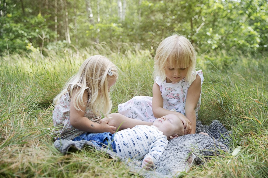 Fotograf ifårn markaryd som fotograferar familjefoto på fin familj i markaryd - Fotograf Emy Fotograf ifårn markaryd som fotograferar familjefoto på fin familj i markaryd - Fotograf Emy