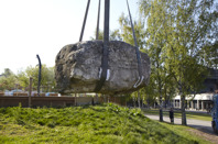 Stenen väger 15 ton. Bilden är från flytten av stenen i maj 2016. Foto Georg Kristiansen.