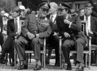 Kung Olav V och kung Carl XVI Gustaf vid överlämnandet av minnesstenen 1983. Foto Kjell Dike/SvD/TT/scanpix
