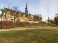 Bilden är tagen 2015 då minnesstenen stod vid Nordiska museet. I bakgrunden ses utbyggnaden av restaurang Josefina. Foto Mats Wallenius