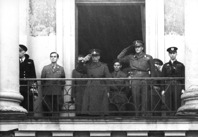 Greve Folke Bernadotte (till vänster) tillsammans med kronprins Olav den 17 maj 1945 i Oslo. Bild NTB/Scanpix.