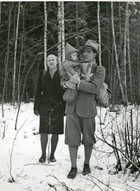 Norsk familj på flykt genom skogarna över gränsen till Sverige. Foto: Riksarkivet.