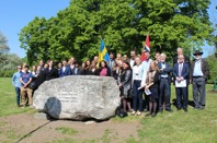 Studenter från Oslo och Uppsala samlade vid minnesstenen. Foto Elisabeth Lien.