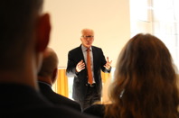 Ambassadör Kai Eide föreläser vid seminariet med studenterna. Foto Kristoffer Alm.