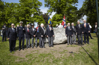 Norska polissoldatveteraner samlade vid minnesstenen. Foto George Kristiansen.