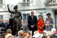 Bild från avtäckningen av statyn utanför norska recidenset i Washington D.C 2011, vilket skedde i närvaro av kronprinsessan Märthas tre barn: Kung Harald, prinsessan Ragnhild och prinsessan Astrid. Foto John Hultgren/NTB/scanpix