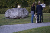 Minnesstenens nya plats vid Folke Bernadottes väg. Vid stenen finns en informationsskylt. Foto Mats Wallenius