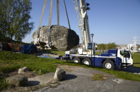 Bidragsgivarna möjliggjorde att en speciell kranbil kunde användas för att flytta den 15 t tunga stenen. Foto Geprg Kristiansen