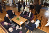 Norges ambassad bidrog i planeringsarbetet och bjöd på lunch vid återinvigningen den 29 maj 2016. På bilden ses några av de norska krigsveteranerna sittande i ambassaden. Foto Georg Kristiansen