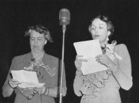Radiosamtal mellan Eleanor Roosvelt (till vänster) och kronprinsessan Märtha. Samtalet sändes i hela USA under krigsåren. Det var en av många insatser för opionsbildning för Norges sak som hon gjorde under sin vistelse där. Foto De kongelige samlinger.