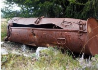 Runt om i områdena kring Vassfaret och på andra ställen i Norge, kan man än idag finna rostiga "containers" i skogen.