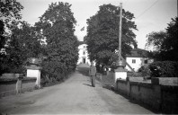 Mauritzbergs slott sommaren 1944 med den norska flaggan på slottstaket och en soldat i förgrunden. Bild Erlend Grøstad.