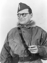 Harry Söderman iklädd norsk militärmössa och annorak. Bilden är från Erik Södermans bok "Revolver-Harry".