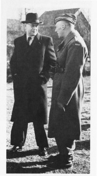 Dåvarande statssekreterare Tage Erlander (till vänster) i samtal med den norska översten och militärattachén Ole Berg. Bilden är från generalrepetitionen i Järvsö i april 1945 och finns i skriften De norske polititroppene i Sverige 1943-1945.