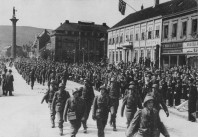Polistrupperna från Sverige marscherar in i Trondheim den 9 maj 1945 i moderna svenska uniformer och hjälmar. Bild från Willhelm Pirros arkiv.