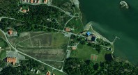 Satelittbild på motsvarande område vid dagens Mauritzberg. Markören med en "1" markerar slottet med dess två flyglar.