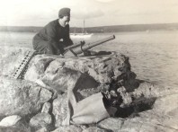 Bild på ett "kustfort" på en kobbe utanför Mauritzberg sommaren 1944. I bakgrunden syns Boulette. Bild Erlend Grøstad.