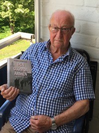 Bild på Egil Magnussen 2018 med Anders Johansson bok Den glömda armén. Bild Mats Wallenius. Bild till vänster tagen av Egil vid Mauritzbergs slott våren 1944.