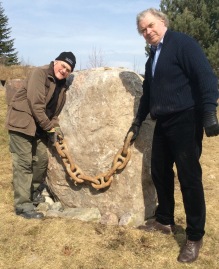 Dicki Sörensen (till vänster) och Mats Wallenius, Svensk-norska samarbetsfonden, under arbetet med minnesstenen våren 2018. Kättingen är drygt 1 meter och väger ca 40 kg. Bild Raija Wallenius.