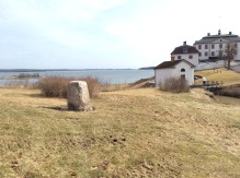 Minnesstenen på sin storslagna plats med slottet i bakgrunden. Ute i vattnet syns även den kobbe där det byggdes en miniatyrfästning under åren 1944- 1945. Bild Mats Wallenius.