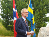 Ambassadör Axel Wernhoff vid Sveriges ambassad i Oslo höll ett tal med anledning av stenens överlämnande.
