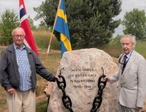 Krigsveteranerna Egil Magnussen (till vänster) och Thor Hofsbro vid minnesstenen 2018. Båda besökte Mauritzberg under krigsåren.