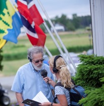 Författaren Anders Johansson blir intervjuad av Titti Elm från Sveriges Radio.