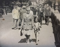 Evelyn med sin mamma gående i Norrköping under krigsåren.