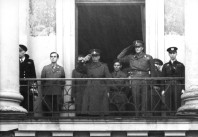 Greve Folke Bernadotte (till vänster i bild) tillsammans med Norges kronprins Olav gör honnör för det norska folket från Slottsbalkongen i Oslo den 17 maj 1945.