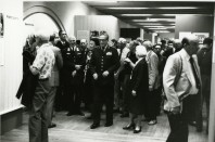Bild från öppning av utställningen på Armémuseet den 13 juni 1983. I mitten överbefälhavare Lennart Ljung och till vänster om honom Norges försvarschef general Sven Aa. Hauge. Foto Armémuseets arkiv.