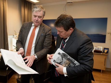 Boken Norges tack överlämnas den 2 mars 2017 av fondens direktör Mats Wallenius till Øystein Bø, statssekreterare i norska försvarsdepartementet