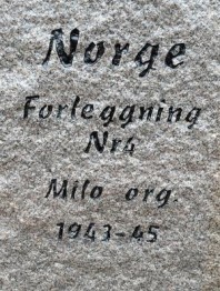 Inskriptionen på minnesstenen.