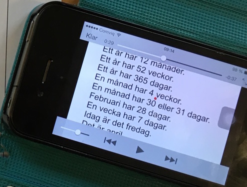 Eleven lyssnar på diktamen i sin mobil. Videoklippet ligger på youtube, tillgängligt via en qr-kod. Eleven lyssnar på diktamen i sin mobil. Videoklippet ligger på youtube, tillgängligt via en qr-kod.