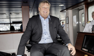 SKIP O HOI: Fiskeriminister Harald Tom Nesvik fikk prøve sjefsstolen til reder Lars Einar Sandtorv (t.h), da Nesvik besøkte giganttråleren Brennholm onsdag. Foto: Tomm Wilgaard Christiansen SKIP O HOI: Fiskeriminister Harald Tom Nesvik fikk prøve sjefsstolen til reder Lars Einar Sandtorv (t.h), da Nesvik besøkte giganttråleren Brennholm onsdag. Foto: Tomm Wilgaard Christiansen