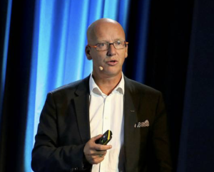 FYLLER FRYSEDISKEN: Coops konsernsjef Geir Inge Stokke sier butikkjedene deres vil satse mer på frosne sjømatprodukter. FOTO: SILJE HELENE NILSEN FYLLER FRYSEDISKEN: Coops konsernsjef Geir Inge Stokke sier butikkjedene deres vil satse mer på frosne sjømatprodukter. FOTO: SILJE HELENE NILSEN