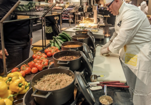 I holländska Jumbo Foodmarkt Utrecht har man integrerat restaurangdelen in i butiken, här finns både asiatiskt och mexikanskt att välja på. Foto: Valstar/Beeld Werkt I holländska Jumbo Foodmarkt Utrecht har man integrerat restaurangdelen in i butiken, här finns både asiatiskt och mexikanskt att välja på. Foto: Valstar/Beeld Werkt