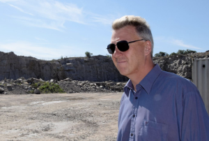 Johnny Oresten på företaget Smögenlax ifrågasätter länsstyrelsens resonemang. Bild: Ingvar Spetsmark Johnny Oresten på företaget Smögenlax ifrågasätter länsstyrelsens resonemang. Bild: Ingvar Spetsmark