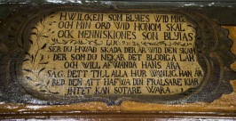 Bibelspråken över dörrarna i mangårdshusets stora sal är sannolikt hämtade ur Karl den XII bibel som användes fram till 1907.
