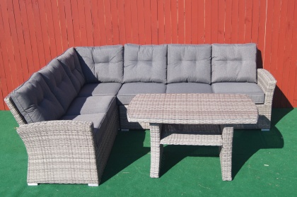 Bilden visar en underhållsfri soffgrupp i aluminium och konstrotting. Bilden visar en underhållsfri soffgrupp i aluminium och konstrotting.